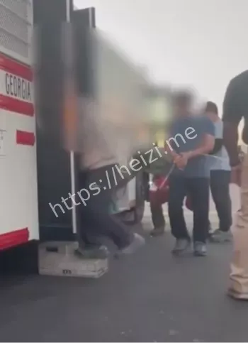 大批韩国人在美被拴铁链带走